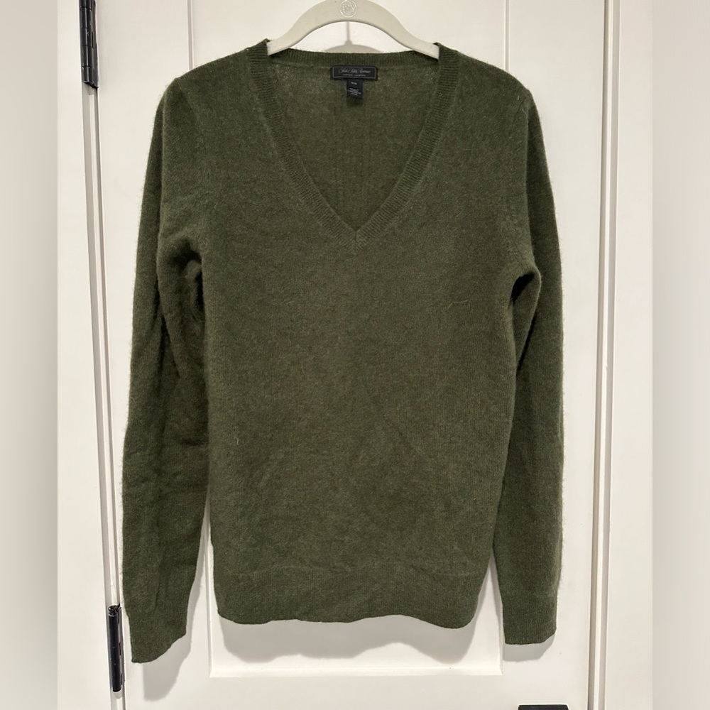 Saks fifth Avenue green v neck sweater